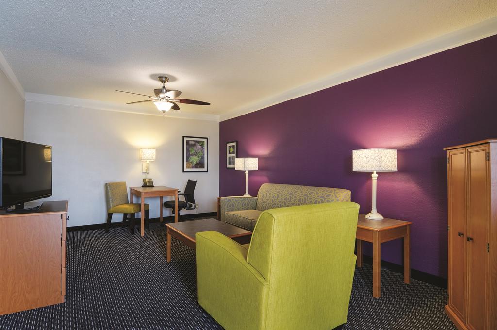 Baymont By Wyndham Greenville Woodruff Rd Exterior foto